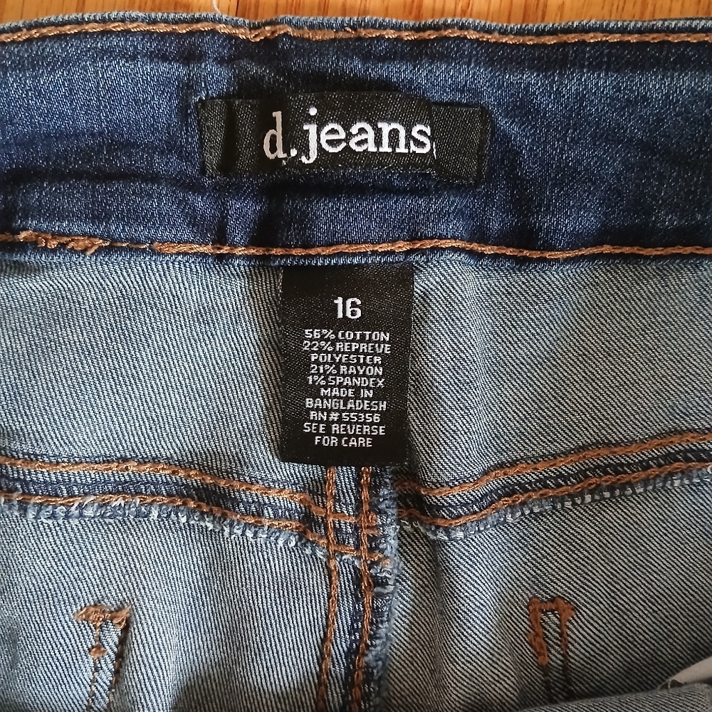 Distressed Jeans - Picture 4 of 5
